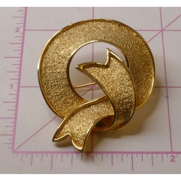 Beautiful Golden Ribbon Wreath Brooch - Picture 2 of 3